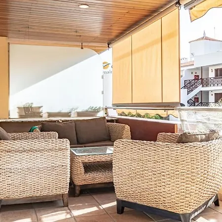 Large Terrace Apt With Pool アパート *