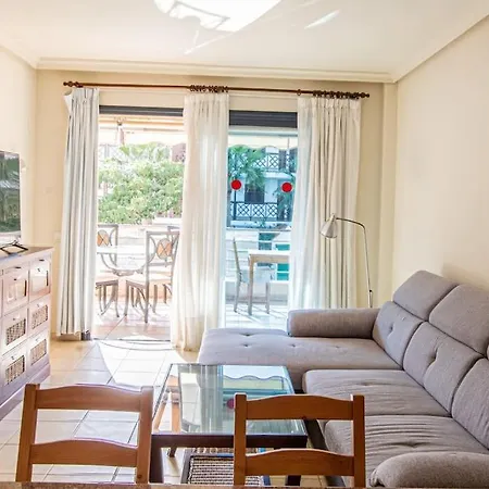 Large Terrace Apt With Pool アパート *