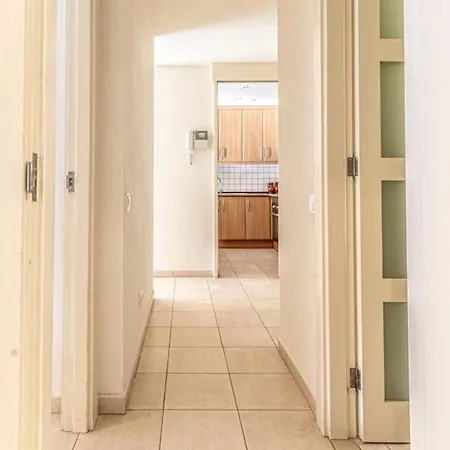 Large Terrace Apt With Pool アパート